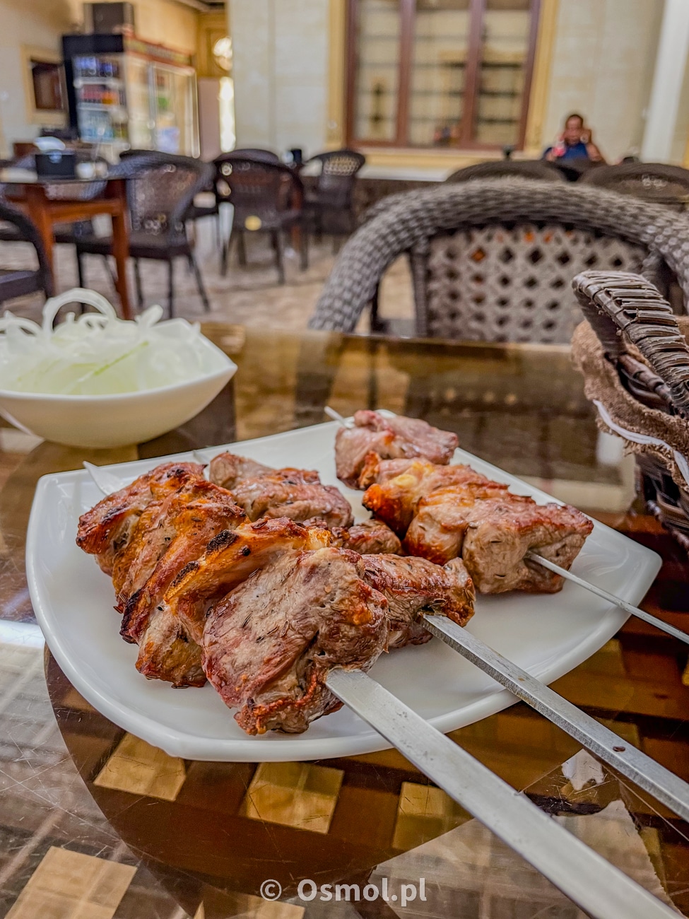 Szaszłyk w lokalnej restauracji w Samarkandzie